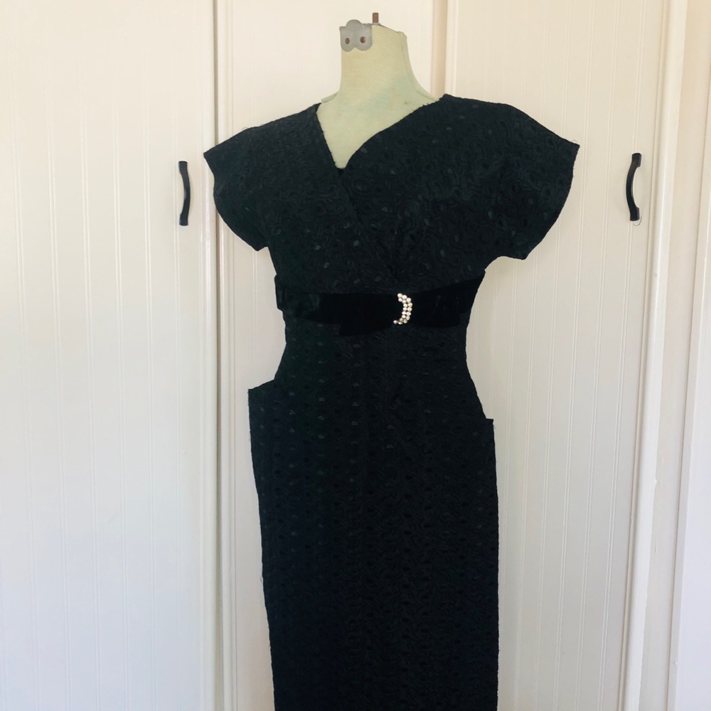 1950s Black Brocade Velvet Wiggle Dress 🕷 M/L
